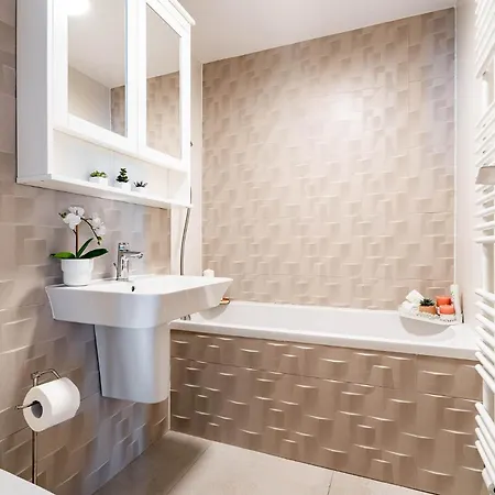 Chic In The Business Area Apartment *
